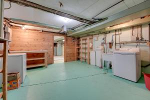 Kuchyň nebo kuchyňský kout v ubytování Cozy Hillsdale Home about 1 Mi to Baw Beese Lake! + 31 fotografií