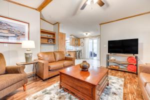 TV a/nebo společenská místnost v ubytování Relax, Swim and Explore Home in Wimberley!