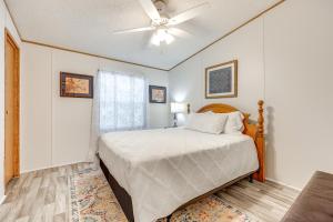 Postel nebo postele na pokoji v ubytování Relax, Swim and Explore Home in Wimberley! + 23 fotografií