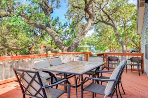 Restaurace v ubytování Relax, Swim and Explore Home in Wimberley!