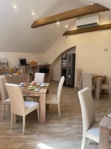 ein Esszimmer mit einem Holztisch und Stühlen in der Unterkunft Attic room in Neapel