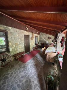 ein großes Wohnzimmer mit einer Steinwand in der Unterkunft Vila Movilă in Azuga