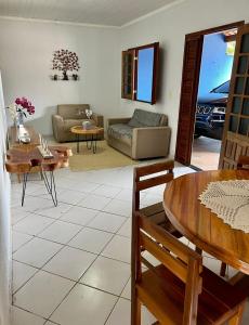 ein Wohnzimmer mit Sofa und Tisch in der Unterkunft Casa mobiliada em Viçosa do Ceará em condomínio in Viçosa do Ceará