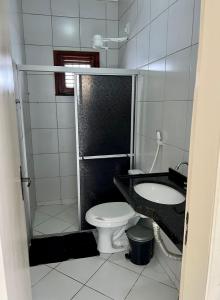 ein kleines Badezimmer mit Toilette und Waschbecken in der Unterkunft Casa mobiliada em Viçosa do Ceará em condomínio in Viçosa do Ceará