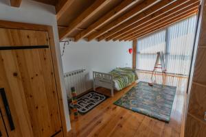 a room with a bedroom with a bed and a rug at Cantinho do Bairro Alto in Alijó
