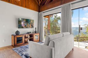 TV a/nebo společenská místnost v ubytování Cabana Lila Hütte Vila Germânica by Achei