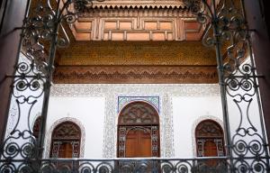 un ingresso a una casa con due porte e un balcone di Dar El Arfaoui a Fes