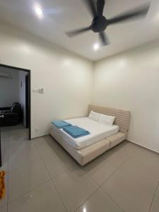 Postel nebo postele na pokoji v ubytování 25PAX 5BR Villa Kids Swimming pool, KTV, BBQ near SPICE Arena Penang 9800 SQFT + 29 fotografií