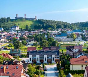 a town with a castle on top of a hill at Apartamenty Chęciny in Chęciny