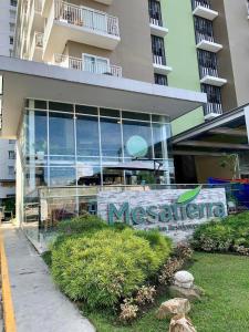 Το κτήριο όπου στεγάζεται  το ξενοδοχείο διαμερισμάτων