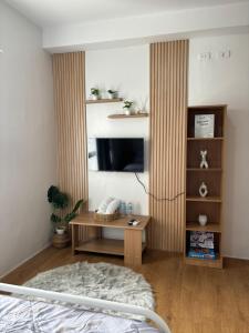 Μια τηλεόραση ή/και κέντρο ψυχαγωγίας στο Mesatierra Garden Residences By Prime Staycation Davao