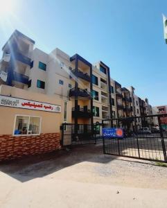 un edificio con una valla delante en Elegant 2 Bed Apartment Tranquil Stays, en Islamabad