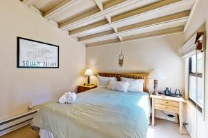 オリンピックバレーにあるModern Mountain Getawayの大きなベッドとタオル2枚のある寝室