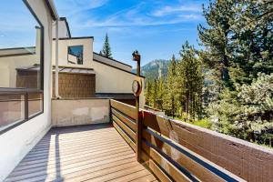 オリンピックバレーにあるModern Mountain Getawayの山の景色を望む家のバルコニー