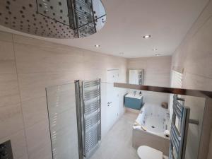 Et badeværelse på Padstow Escapes - Trenemere + 45 billeder