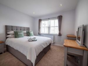 En eller flere senge i et værelse på Padstow Escapes - Trenemere