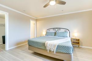 スコッツデールにあるWalkable Scottsdale Condo with Pool Access!のベッドと天井扇風機のある寝室 +21枚の写真