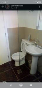 une salle de bains avec toilettes et lavabo dans l'établissement Cabañas La Mimi, à Villa Anizacate