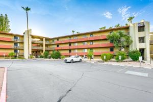スコッツデールにあるWalkable Scottsdale Condo with Pool Access!の建物の前の駐車場に駐車された車