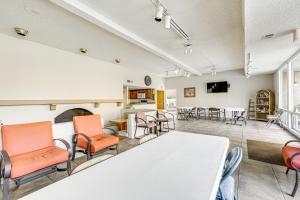 スコッツデールにあるWalkable Scottsdale Condo with Pool Access!のリビングルーム(椅子、テーブル、暖炉付)
