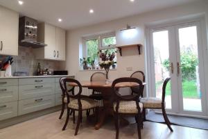 una cucina con tavolo e sedie in legno di Three bedroom house in rural village a Drayton Altre 17 foto