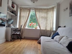 un soggiorno con finestra e divano di Three bedroom house in rural village a Drayton