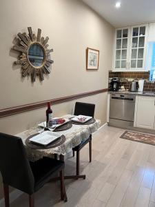 Η κουζίνα ή μικρή κουζίνα στο Comfort Stay in Brooklyn - Shared with a Host House Spaces