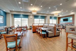 a dining room with tables and chairs in a restaurant at Drury Inn & Suites Grand Rapids in Cascade