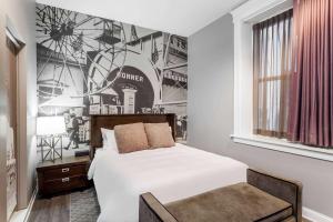 Voodi või voodid majutusasutuse Hotel at the Lafayette Trademark Collection by Wyndham toas