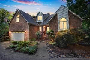 una casa de ladrillo marrón con garaje en Luxurious Private Lakefront Paradise home, en Mooresville 23 fotos más