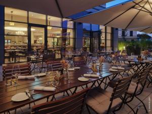 Ein Restaurant oder anderes Speiselokal in der Unterkunft Dorint Parkhotel Frankfurt / Bad Vilbel 