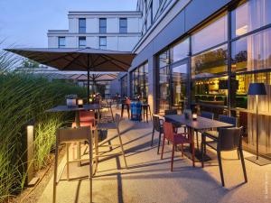 Ein Restaurant oder anderes Speiselokal in der Unterkunft Dorint Parkhotel Frankfurt / Bad Vilbel 