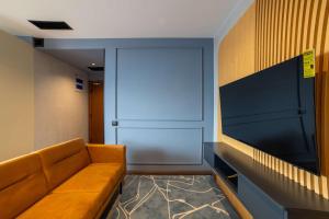 Aiden by Best Western Georgetown Guyana的电视和/或娱乐中心