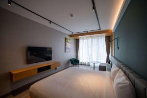 Aiden by Best Western Georgetown Guyana的电视和/或娱乐中心