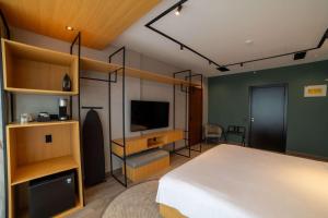 Aiden by Best Western Georgetown Guyana的电视和/或娱乐中心