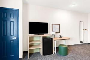 TV a/nebo společenská místnost v ubytování Spark By Hilton Longview
