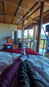 ein großes Bett in einem Zimmer mit in der Unterkunft Chalé Luz do Luar Romantismo e uma linda vista in Campos do Jordão