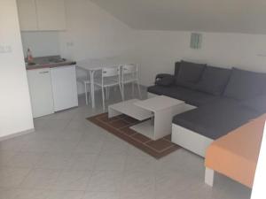 ein Wohnzimmer mit Sofa und Tisch in der Unterkunft villa Ivana in Crikvenica