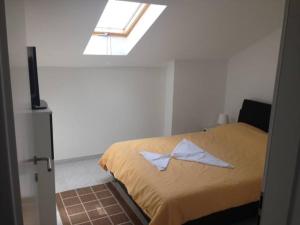 Schlafzimmer mit einem Bett mit einem Fenster und einem TV in der Unterkunft villa Ivana in Crikvenica