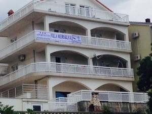 ein großes weißes Gebäude mit einem Schild darauf in der Unterkunft villa Ivana in Crikvenica