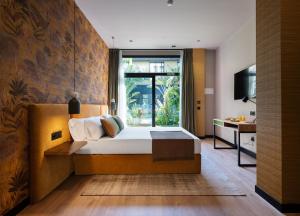 a bedroom with a bed and a large window at Saman Hotel Boutique in Valencia