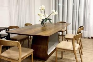 a wooden table with a vase with white flowers on it at Departamento de lujo in Tarija +4 photos