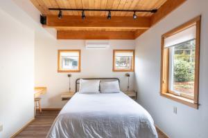 Stylish Deception Pass Retreat with Bay Views客房内的一张或多张床位