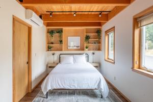 Stylish Deception Pass Retreat with Bay Views客房内的一张或多张床位