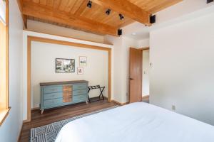Stylish Deception Pass Retreat with Bay Views客房内的一张或多张床位