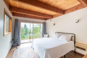 Stylish Deception Pass Retreat with Bay Views客房内的一张或多张床位