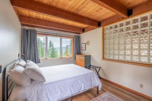 Stylish Deception Pass Retreat with Bay Views客房内的一张或多张床位