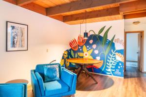 Stylish Deception Pass Retreat with Bay Views的休息区