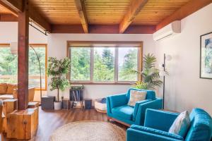 Stylish Deception Pass Retreat with Bay Views的休息区