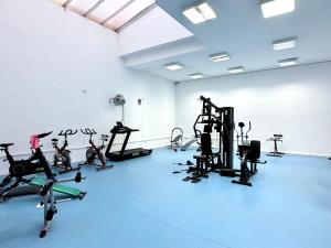 Fitness centrum a/nebo fitness zařízení v ubytování Costa Del Sol Seaside Studio - 5 Mins From Beach